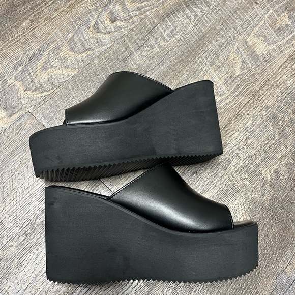 NUO MEI DENG Women's Black Wedge Sandals - Picture 2 of 12